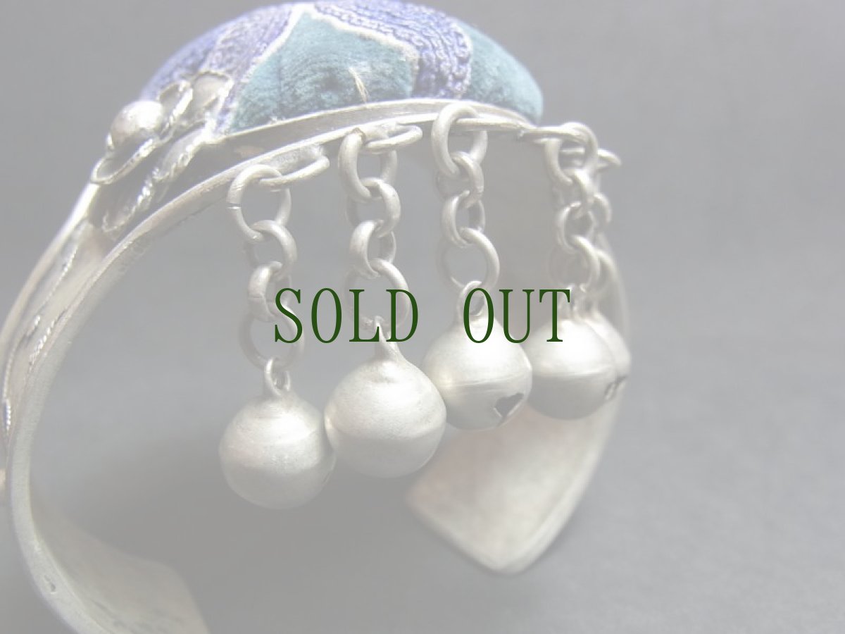 画像4: 貴州省ミャオ族の刺繍古裂バングル(苗銀)　Miao old embroidery silver bangle (4)