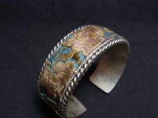 画像2: 貴州省ミャオ族の刺繍古裂バングル(苗銀)　Miao old embroidery silver bangle (2)