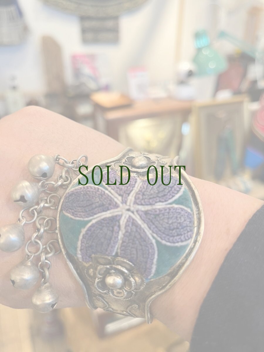 画像8: 貴州省ミャオ族の刺繍古裂バングル(苗銀)　Miao old embroidery silver bangle (8)