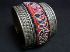 画像1: 貴州省ミャオ族の刺繍古裂バングル(苗銀)　Miao old embroidery silver bangle (1)