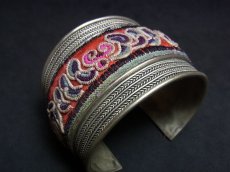 画像2: 貴州省ミャオ族の刺繍古裂バングル(苗銀)　Miao old embroidery silver bangle (2)