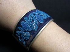画像7: 貴州省ミャオ族の刺繍古裂バングル(苗銀)　Miao old embroidery silver bangle (7)