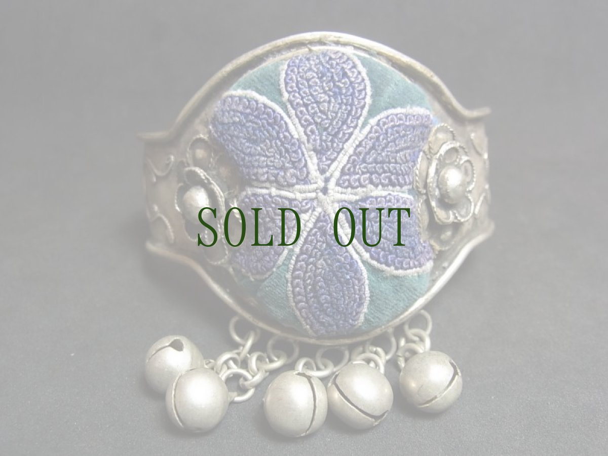 画像2: 貴州省ミャオ族の刺繍古裂バングル(苗銀)　Miao old embroidery silver bangle (2)