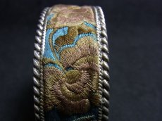画像5: 貴州省ミャオ族の刺繍古裂バングル(苗銀)　Miao old embroidery silver bangle (5)