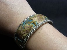 画像8: 貴州省ミャオ族の刺繍古裂バングル(苗銀)　Miao old embroidery silver bangle (8)