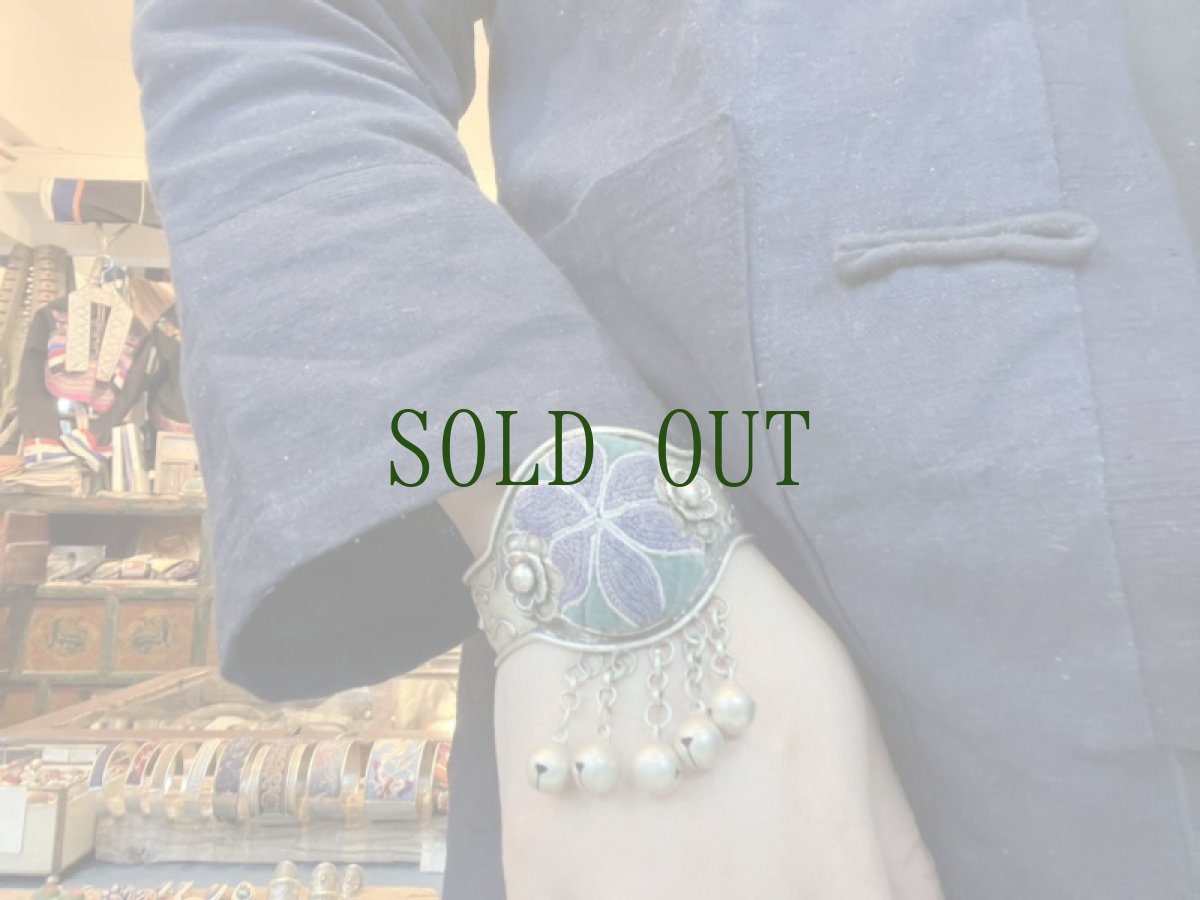 画像9: 貴州省ミャオ族の刺繍古裂バングル(苗銀)　Miao old embroidery silver bangle (9)