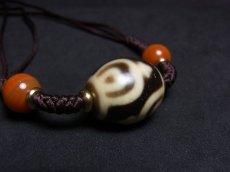 画像1: ジービーズ（dzi pum pa）宝瓶天珠と瑪瑙の首飾り (1)