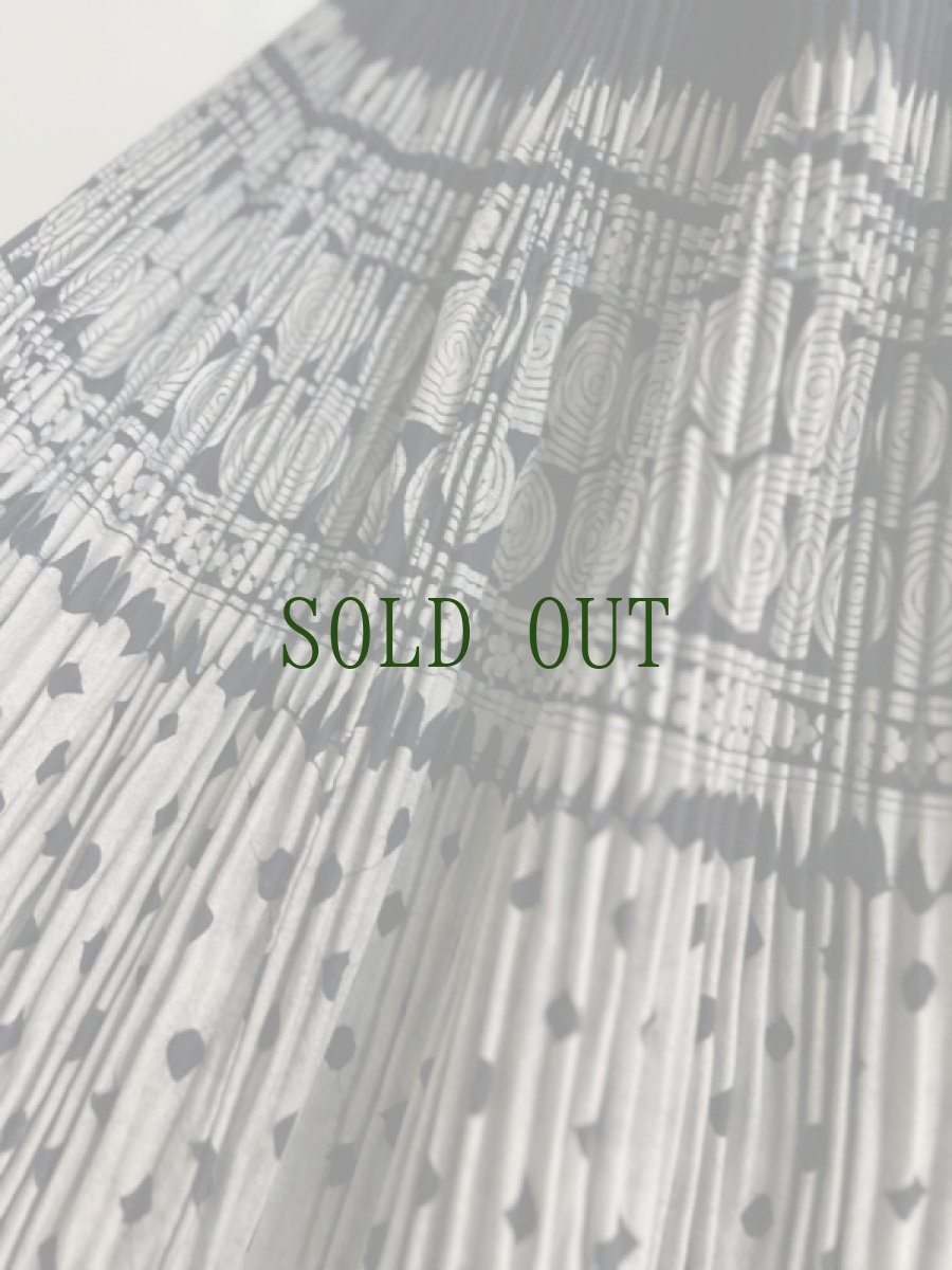 画像10: プイ族（ 布依族）ろうけつ・本藍染　ロング丈巻きスカート(リバーシブル可能)　ヴィンテージ　 (10)