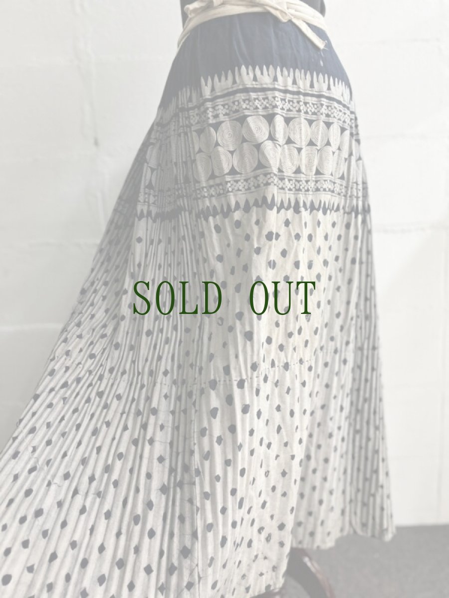 画像9: プイ族（ 布依族）ろうけつ・本藍染　ロング丈巻きスカート(リバーシブル可能)　ヴィンテージ　 (9)