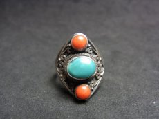 画像2: Tibetan  silver ring with turquoise and coral 　チベタン・ターコイズとコーラル（珊瑚）のシルバーリング（銀92・5）　 (2)