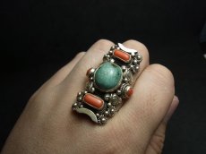 画像7: Tibetan  silver ring with turquoise and coral 　チベタン・ターコイズとコーラル（珊瑚）のシルバーリング（銀92・5）　 (7)