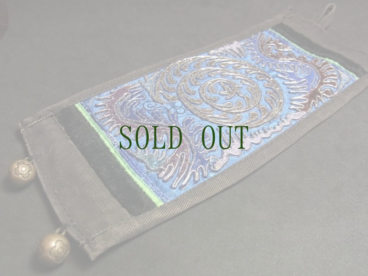 画像2: 貴州省侗族（トン族）の刺繍古裂・布ブレスレット【盤龍紋】　（ Dong old embroidered cloth bracelet） (2)
