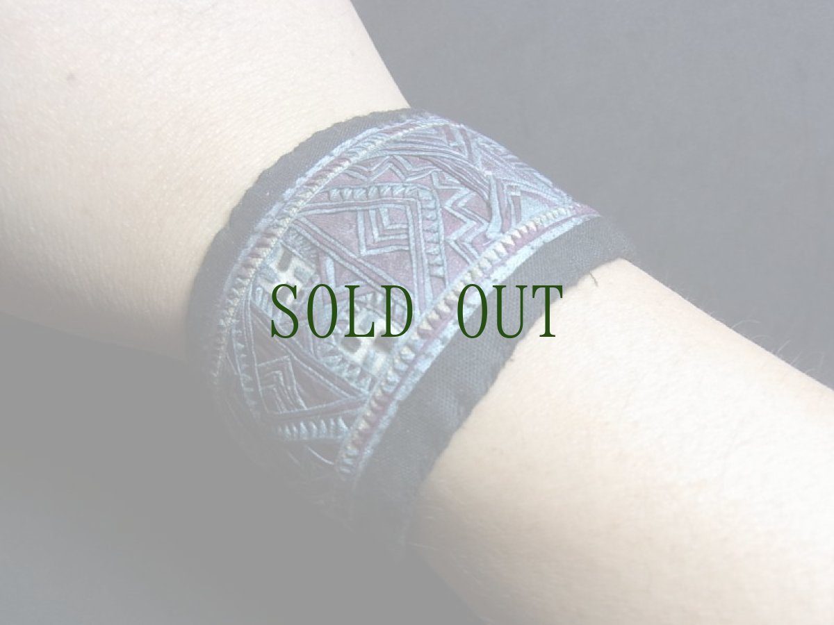 画像12: 貴州省苗族（ミャオ族）の刺繍古裂・布ブレスレット【堆繍】　（Miao old embroidered cloth bracelet） (12)
