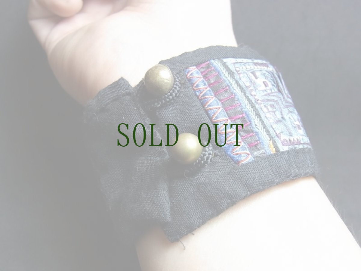 画像13: 貴州省苗族（ミャオ族）の刺繍古裂・布ブレスレット【堆繍】　（Miao old embroidered cloth bracelet） (13)
