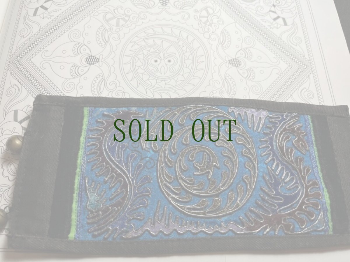 画像16: 貴州省侗族（トン族）の刺繍古裂・布ブレスレット【盤龍紋】　（ Dong old embroidered cloth bracelet） (16)