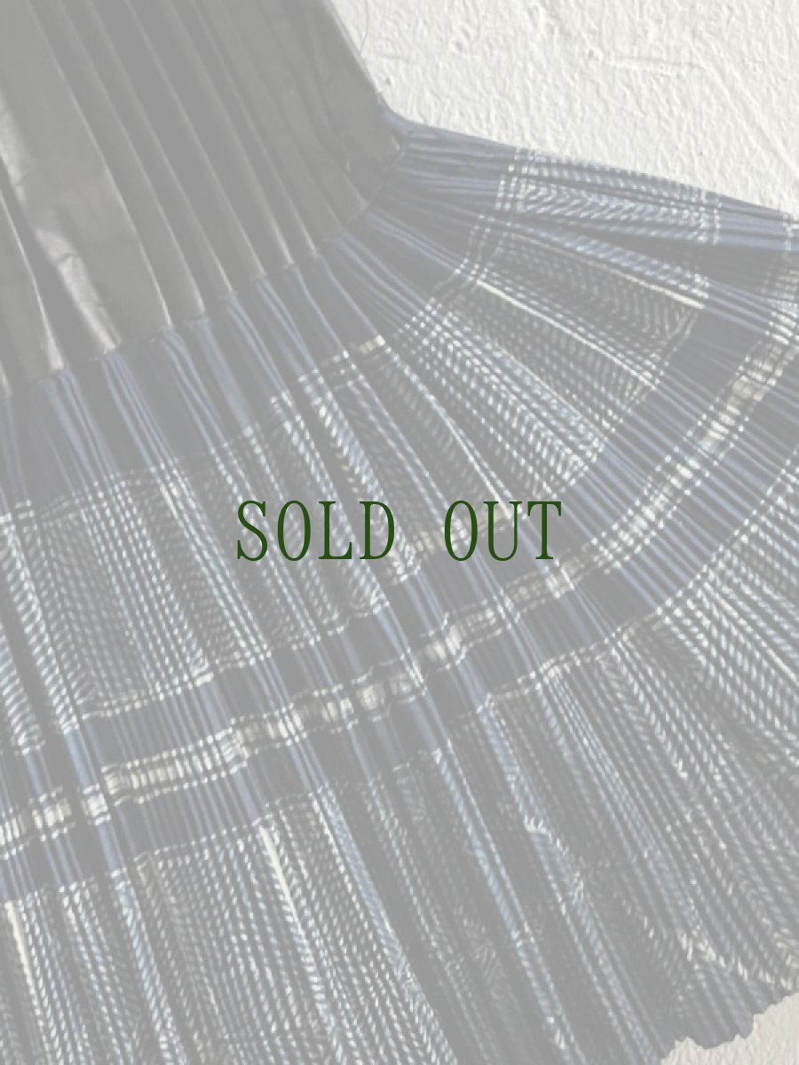 画像14: 榕江ミャオ族(苗族）藍染・亮布　プリーツ巻きオーバースカート　(ビンテージ） (14)