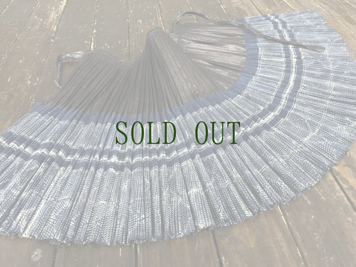 画像4: 榕江ミャオ族(苗族）藍染・亮布　プリーツ巻きオーバースカート　(ビンテージ） (4)