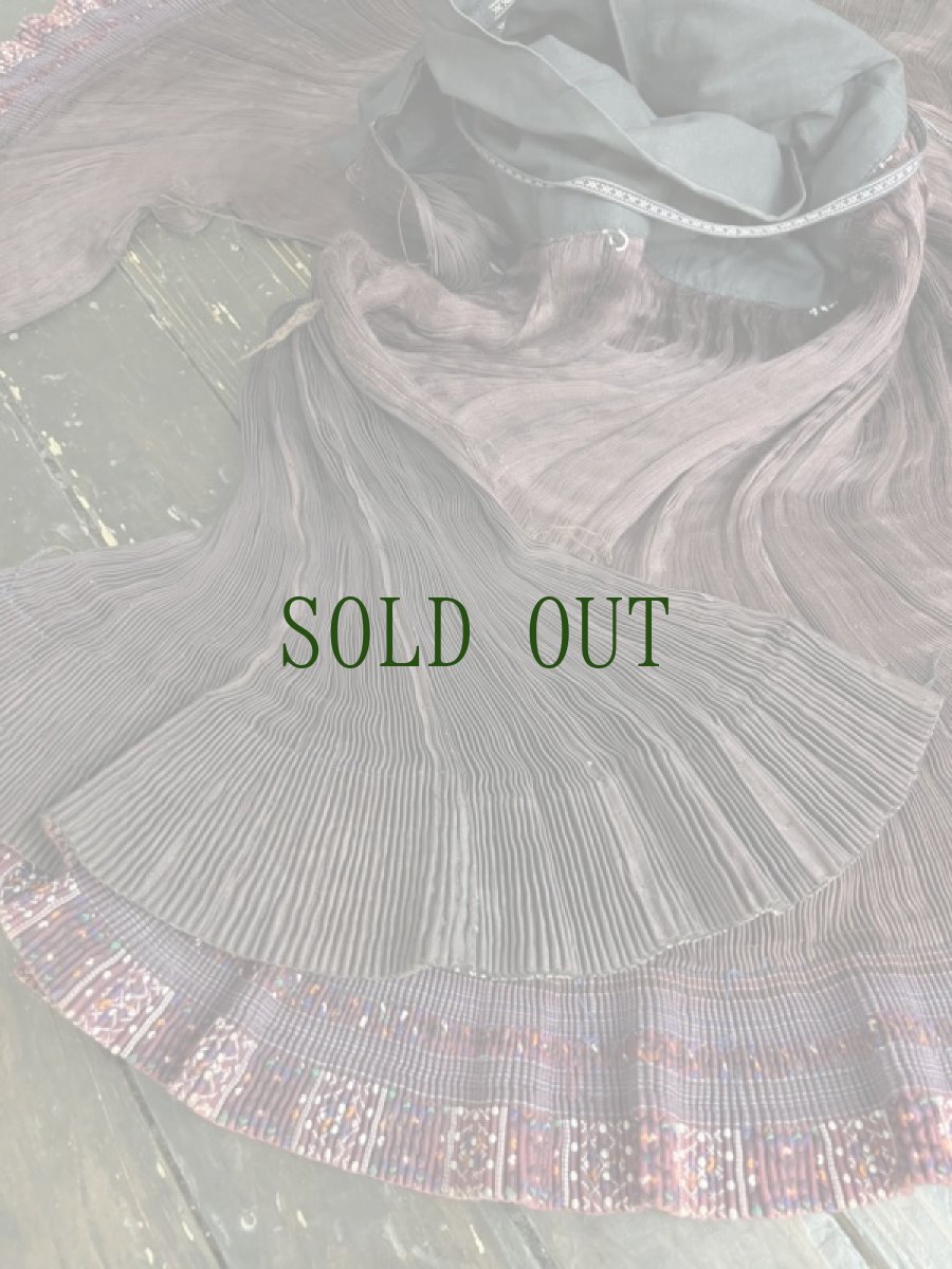 画像7: 貴州省黄平苗族(ミャオ族)　プリーツ巻きスカート（野蚕絹・草木染）ビンテージ【シルク】 (7)