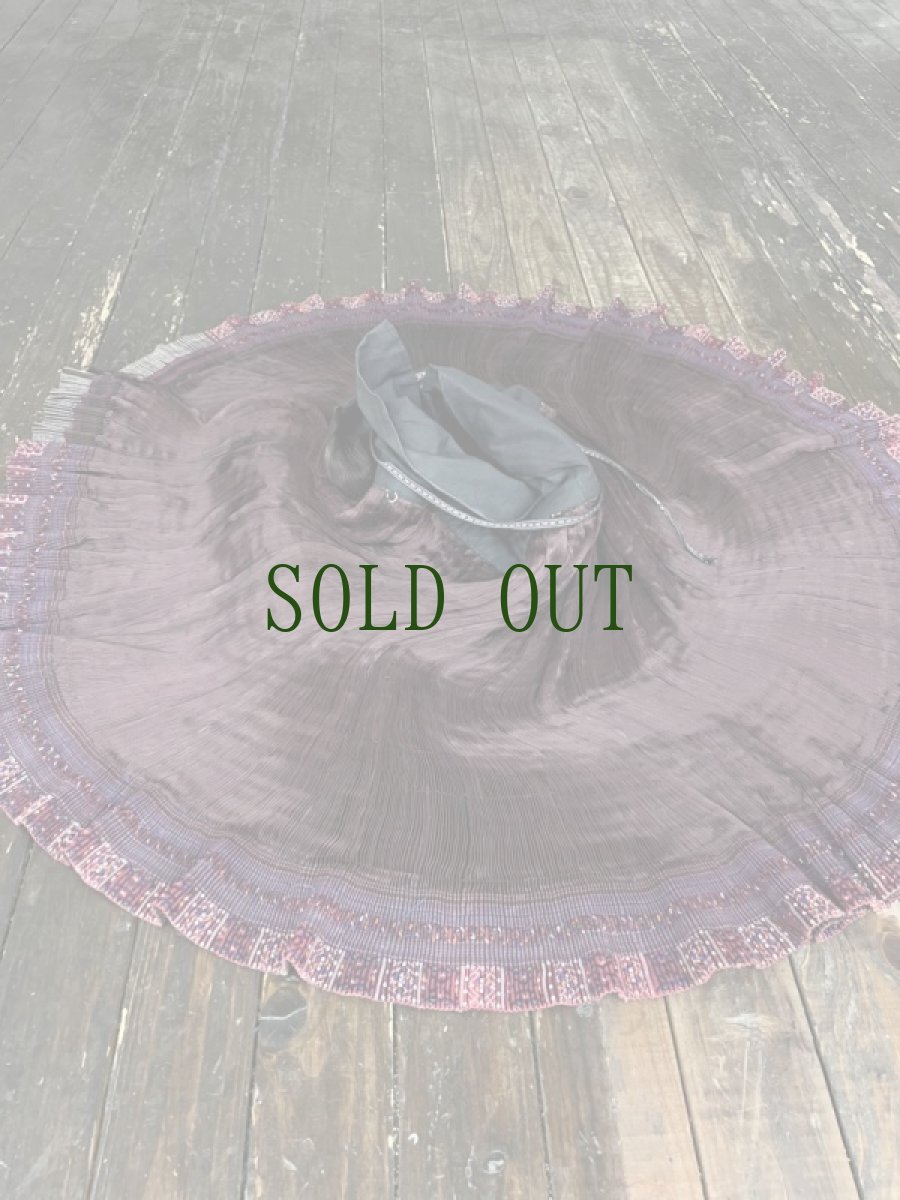 画像6: 貴州省黄平苗族(ミャオ族)　プリーツ巻きスカート（野蚕絹・草木染）ビンテージ【シルク】 (6)