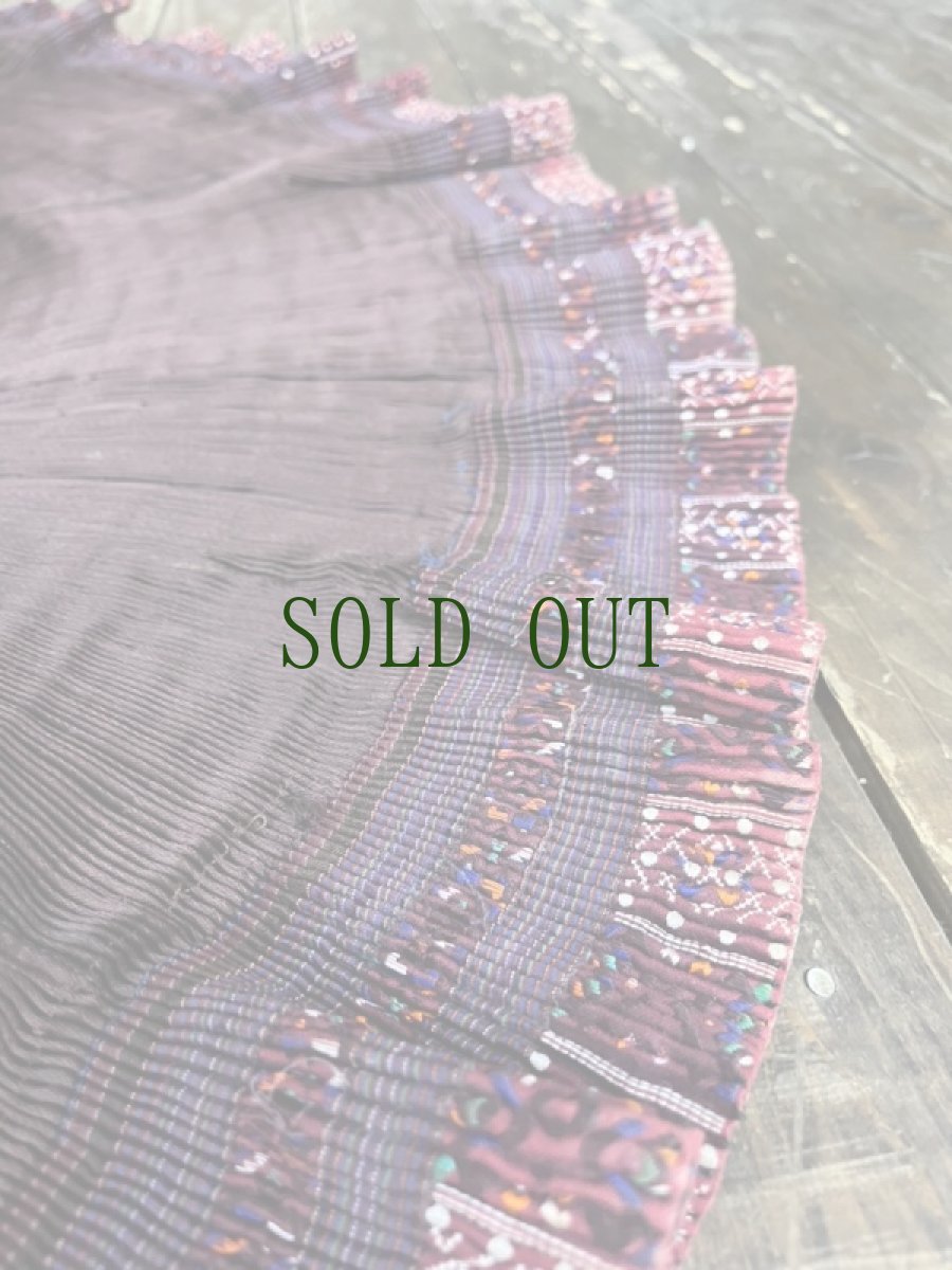 画像3: 貴州省黄平苗族(ミャオ族)　プリーツ巻きスカート（野蚕絹・草木染）ビンテージ【シルク】 (3)