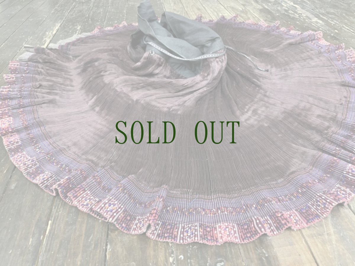 画像2: 貴州省黄平苗族(ミャオ族)　プリーツ巻きスカート（野蚕絹・草木染）ビンテージ【シルク】 (2)