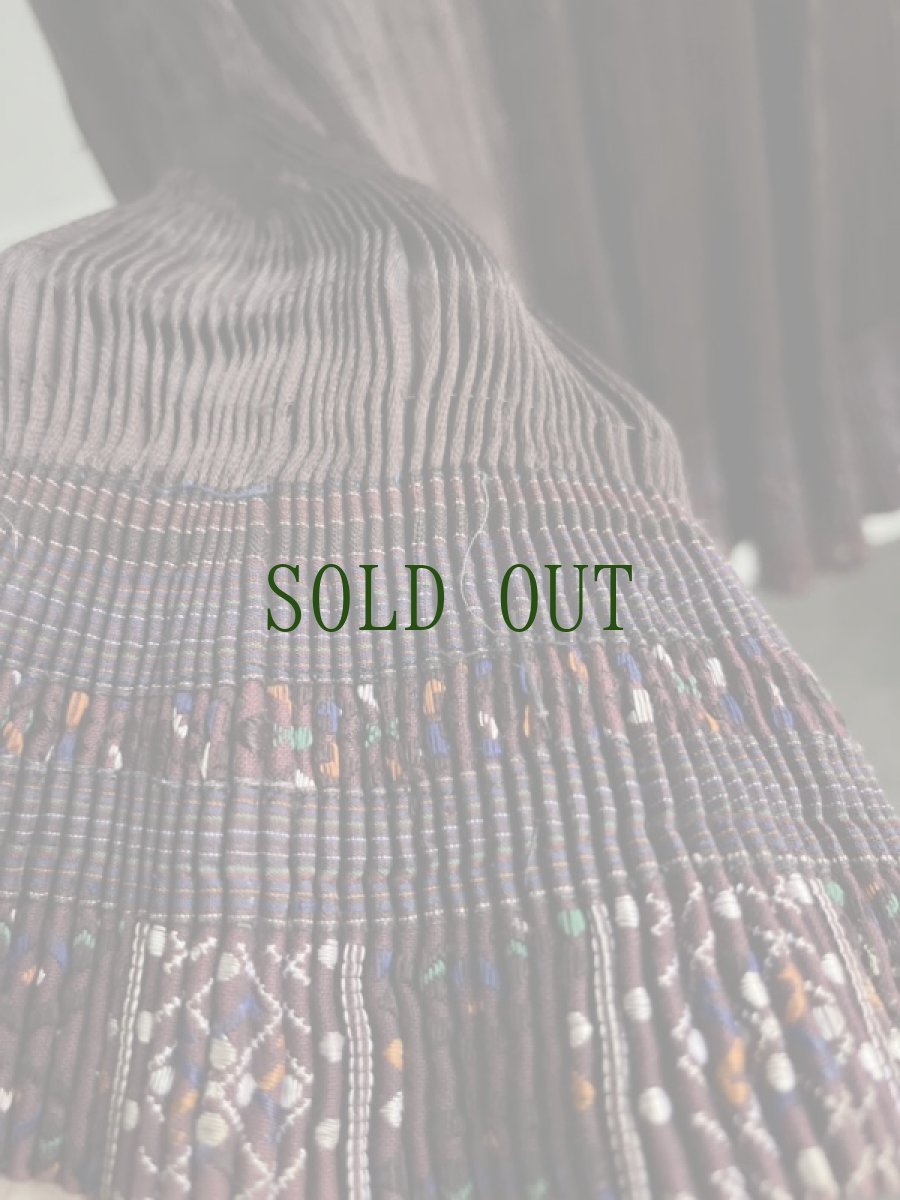 画像16: 貴州省黄平苗族(ミャオ族)　プリーツ巻きスカート（野蚕絹・草木染）ビンテージ【シルク】 (16)