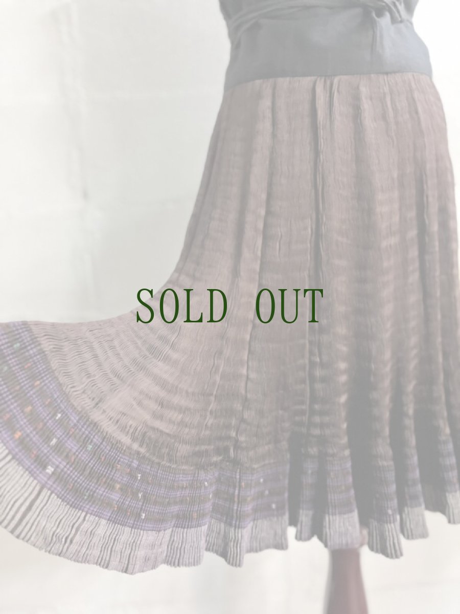 画像10: 貴州省黄平苗族(ミャオ族)　プリーツ巻きスカート（野蚕絹・草木染）ビンテージ【シルク】 (10)