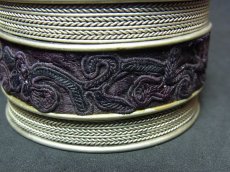 画像5: 貴州省ミャオ族の刺繍古裂バングル(苗銀)　Miao old embroidery silver bangle (5)