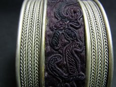 画像3: 貴州省ミャオ族の刺繍古裂バングル(苗銀)　Miao old embroidery silver bangle (3)