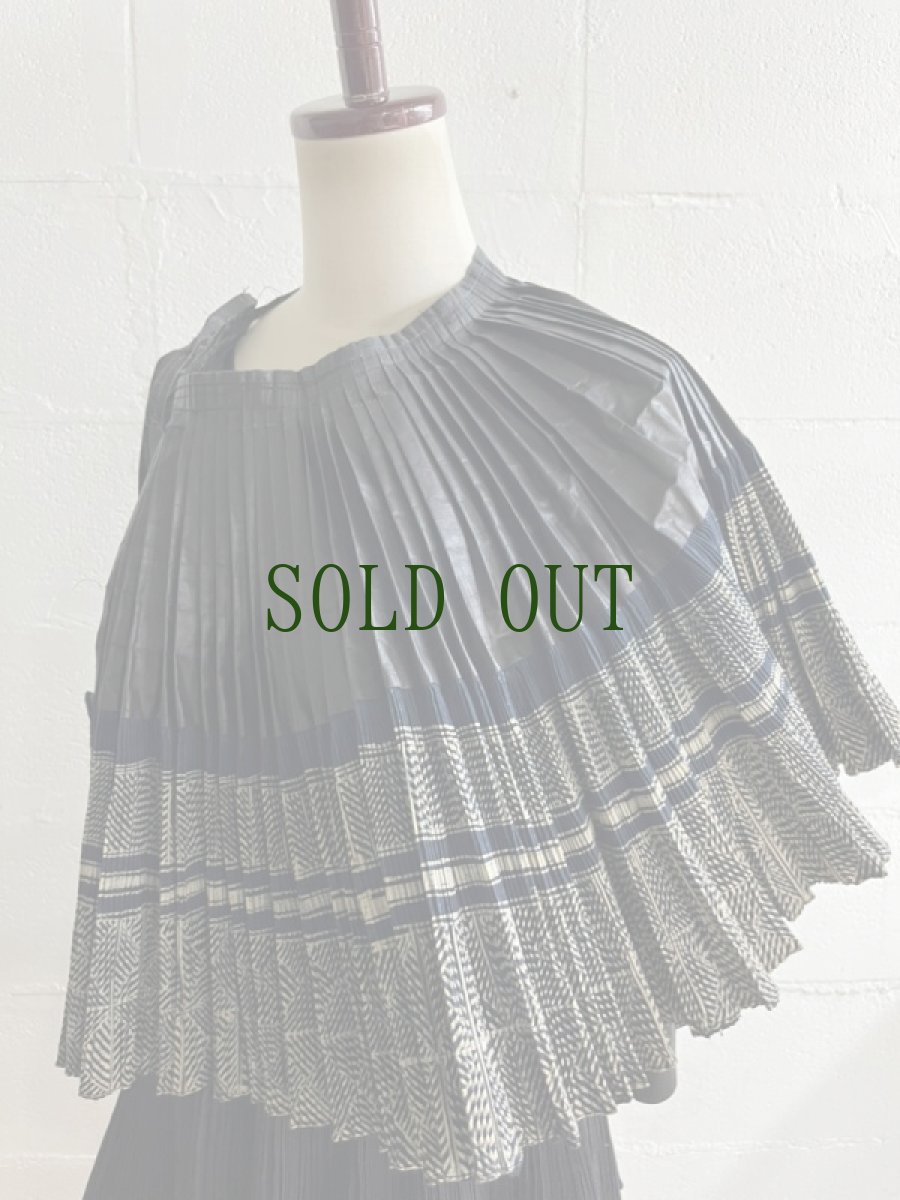 画像2: 榕江ミャオ族(rong jiang 苗族）藍染・亮布　プリーツ巻きオーバースカート　(ビンテージ） (2)