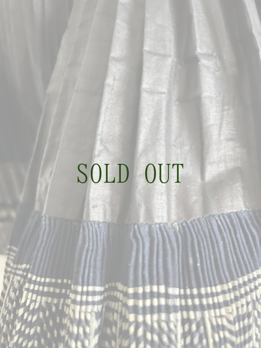 画像11: 榕江ミャオ族(rong jiang 苗族）藍染・亮布　プリーツ巻きオーバースカート　(ビンテージ） (11)