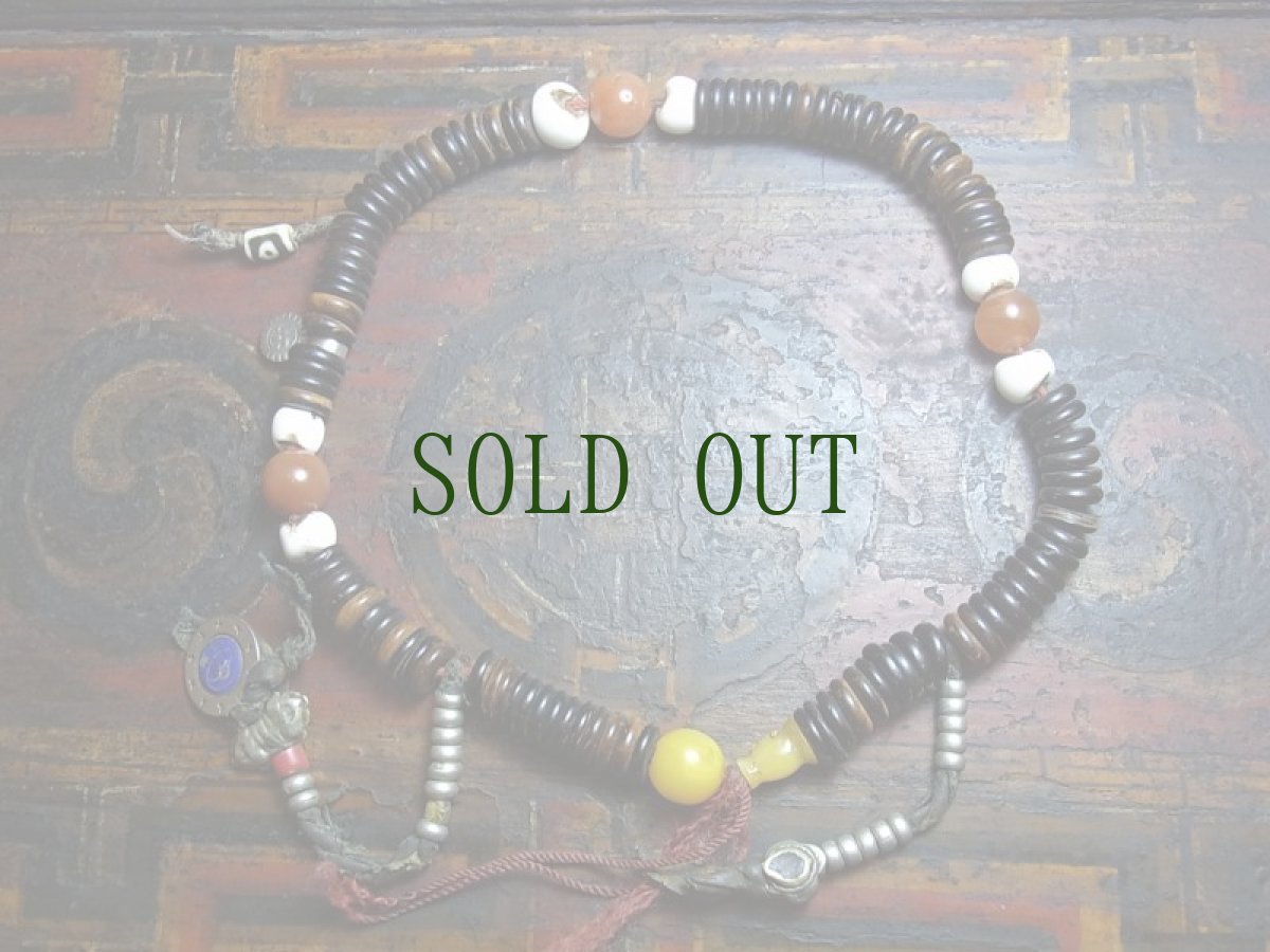 画像2: チベット・老椰子玉とシャンカの天玉、紅朱砂ペマラカ、料器天珠、カウンターの御数珠　101玉 (2)