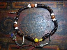 画像2: チベット・老椰子玉とシャンカの天玉、紅朱砂ペマラカ、料器天珠、カウンターの御数珠　101玉 (2)