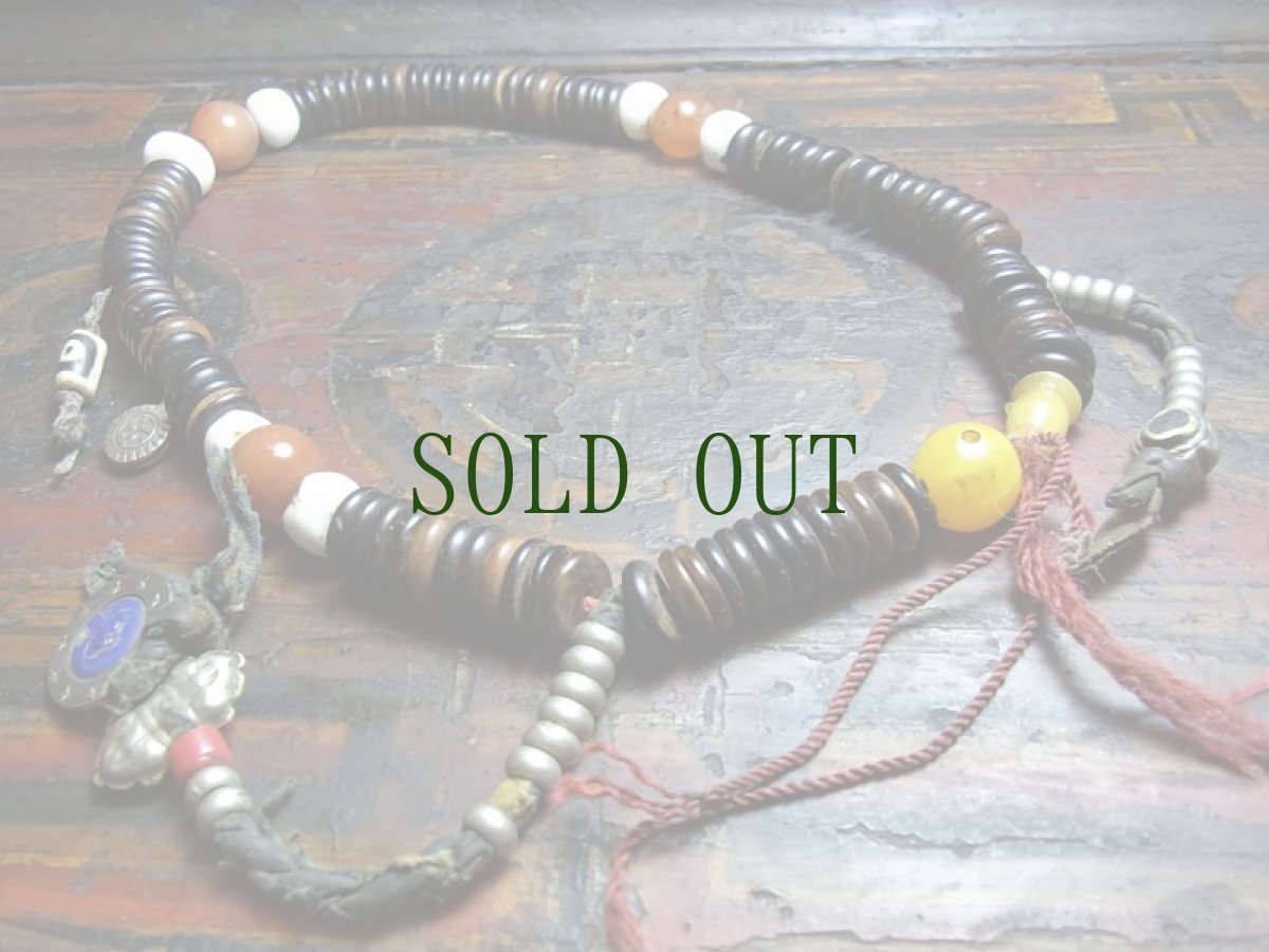 画像3: チベット・老椰子玉とシャンカの天玉、紅朱砂ペマラカ、料器天珠、カウンターの御数珠　101玉 (3)