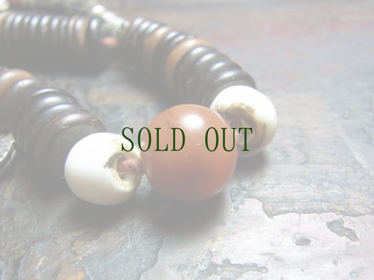 画像11: チベット・老椰子玉とシャンカの天玉、紅朱砂ペマラカ、料器天珠、カウンターの御数珠　101玉 (11)