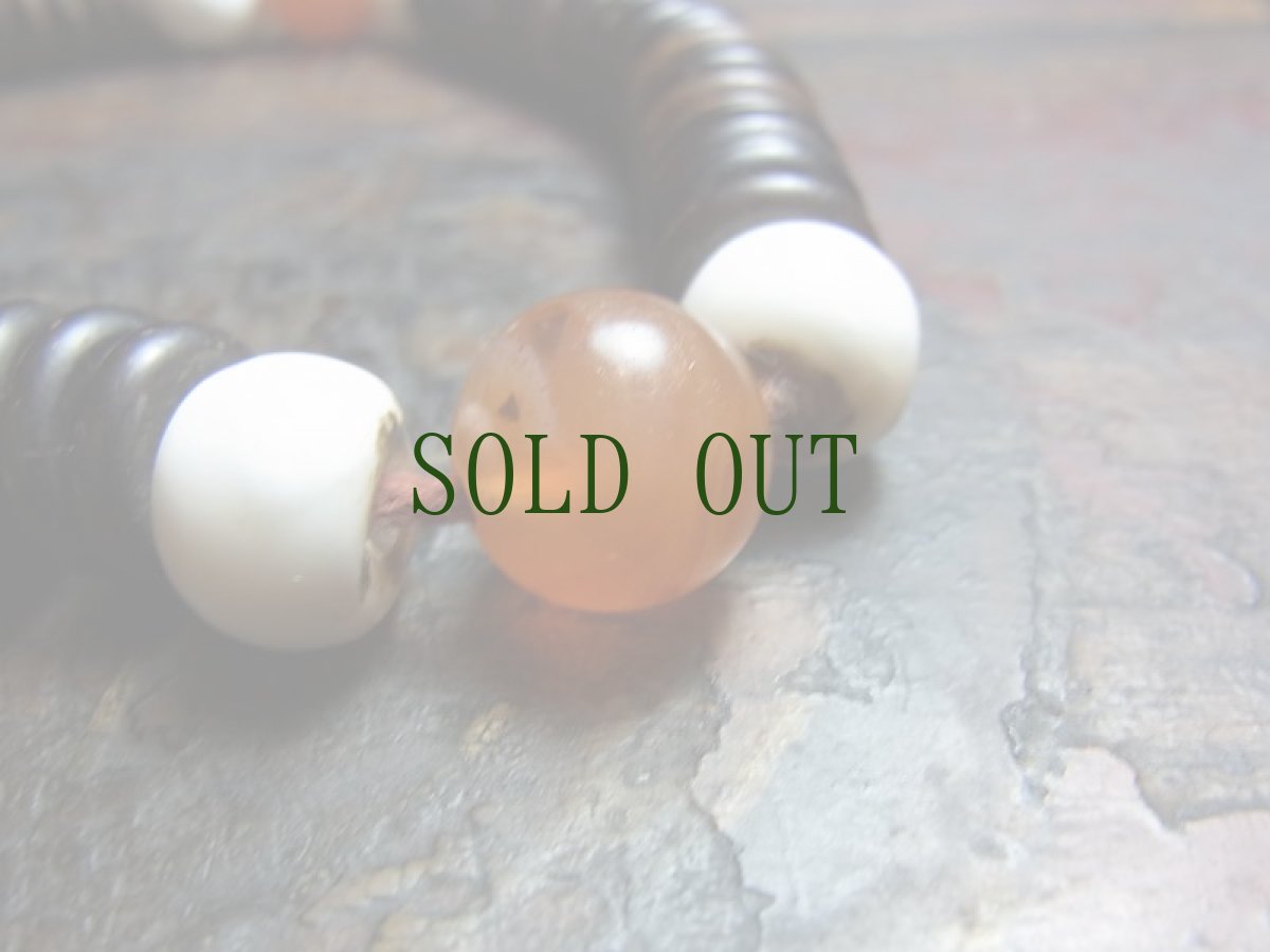 画像13: チベット・老椰子玉とシャンカの天玉、紅朱砂ペマラカ、料器天珠、カウンターの御数珠　101玉 (13)