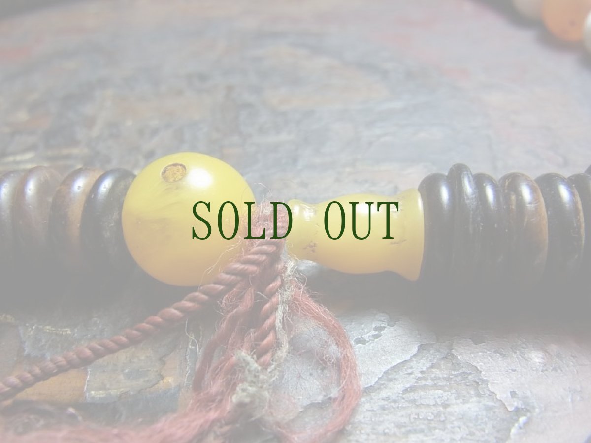 画像4: チベット・老椰子玉とシャンカの天玉、紅朱砂ペマラカ、料器天珠、カウンターの御数珠　101玉 (4)