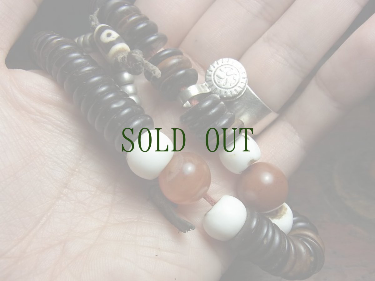 画像18: チベット・老椰子玉とシャンカの天玉、紅朱砂ペマラカ、料器天珠、カウンターの御数珠　101玉 (18)