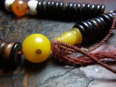 画像5: チベット・老椰子玉とシャンカの天玉、紅朱砂ペマラカ、料器天珠、カウンターの御数珠　101玉 (5)