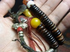 画像19: チベット・老椰子玉とシャンカの天玉、紅朱砂ペマラカ、料器天珠、カウンターの御数珠　101玉 (19)
