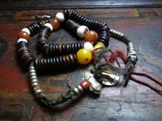 画像1: チベット・老椰子玉とシャンカの天玉、紅朱砂ペマラカ、料器天珠、カウンターの御数珠　101玉 (1)