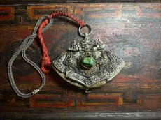 画像1: Old Tibetan leather sawing tool case （チベットの装身具・裁縫具入れ/カヒィン）　アンティーク (1)