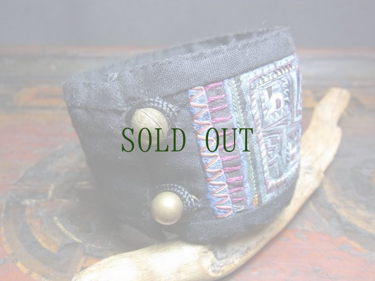 画像2: 貴州省苗族（ミャオ族）の刺繍古裂・布ブレスレット【堆繍】　（Miao old embroidered cloth bracelet） (2)