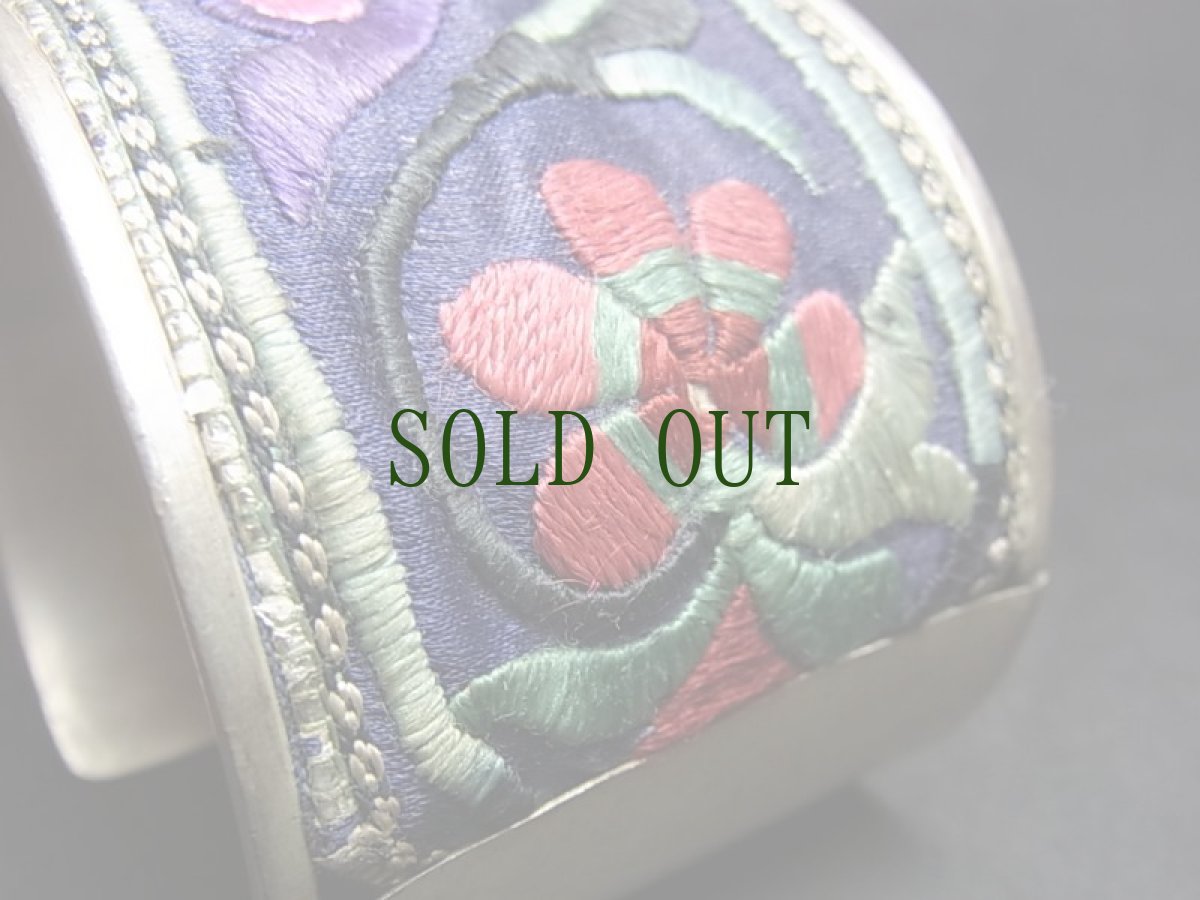 画像3: 貴州省ミャオ族の刺繍古裂バングル(苗銀)　Old embroidery Miao silver bangle (3)