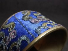 画像4: 貴州省ミャオ族の刺繍古裂バングル(苗銀)　Old embroidery Miao silver bangle (4)