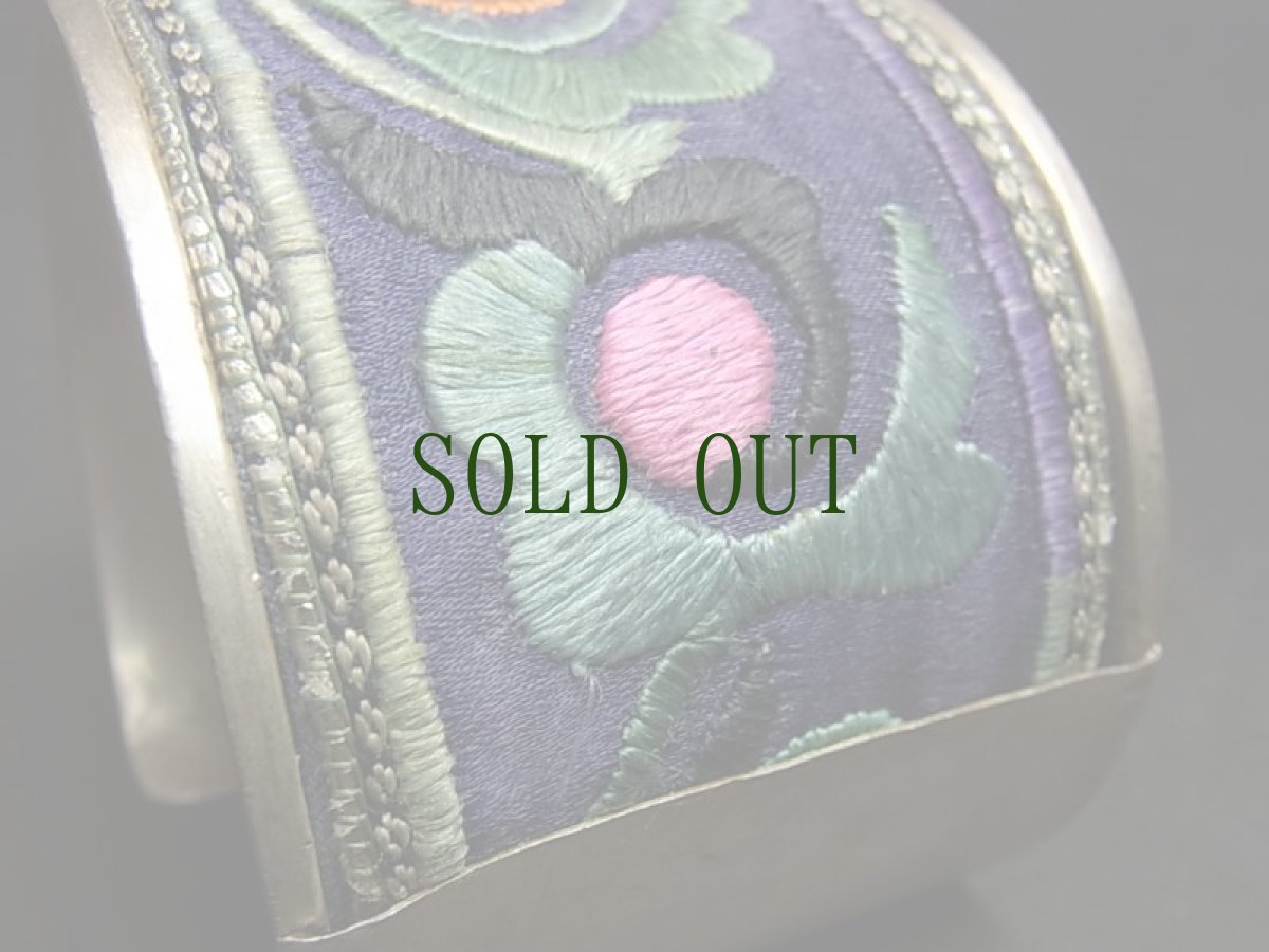 画像5: 貴州省ミャオ族の刺繍古裂バングル(苗銀)　Old embroidery Miao silver bangle (5)