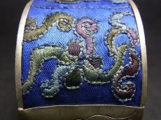画像3: 貴州省ミャオ族の刺繍古裂バングル(苗銀)　Old embroidery Miao silver bangle (3)
