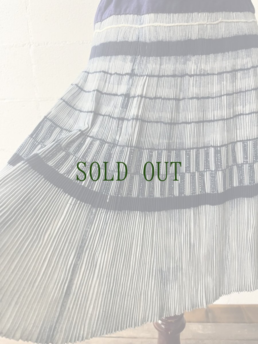 画像12: 貴定小花ミャオ族　(苗族)　木綿・藍染プリーツ巻きスカート　（ビンテージ） (12)