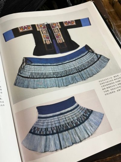 画像1: 貴定小花ミャオ族　(苗族)　木綿・藍染プリーツ巻きスカート　（ビンテージ）