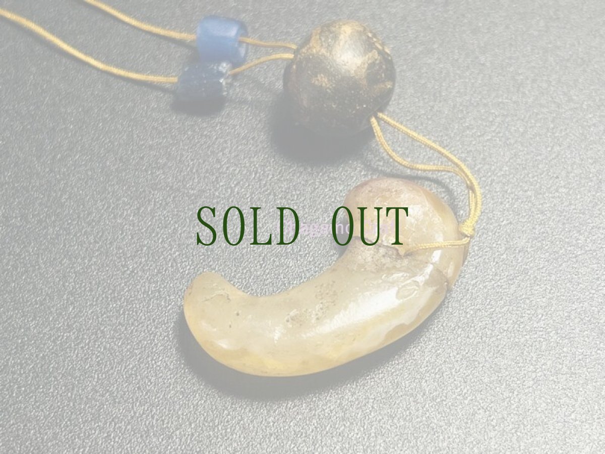 画像2: 瑪瑙製勾玉・古墳時代と瑠璃玉、ミゾラムパムテック　（Ancient Magatama bead Kofun period） (2)